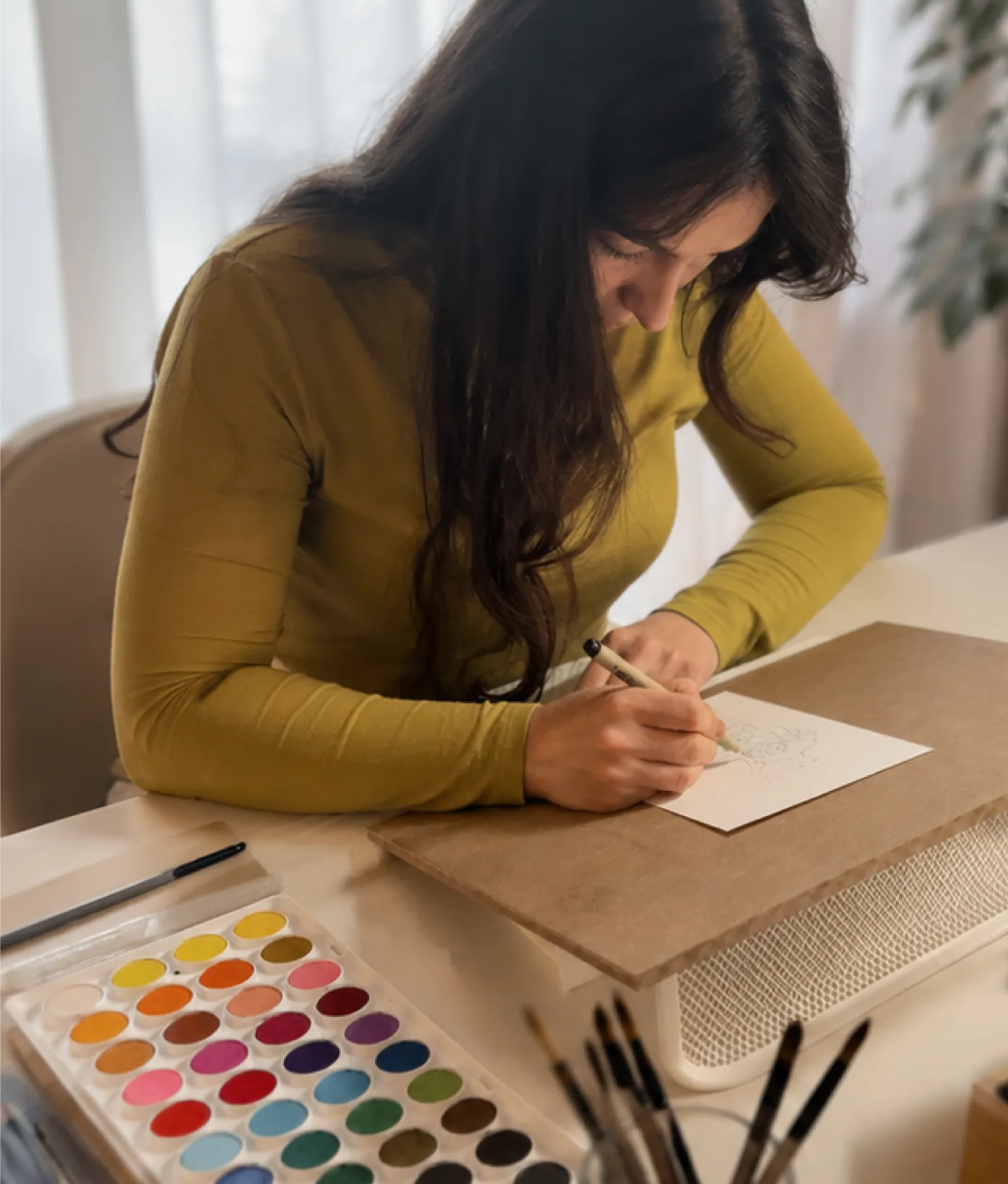 Anna Maftei pictând o ilustrație în atelier